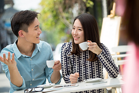 青年情侣坐在咖啡馆里图片
