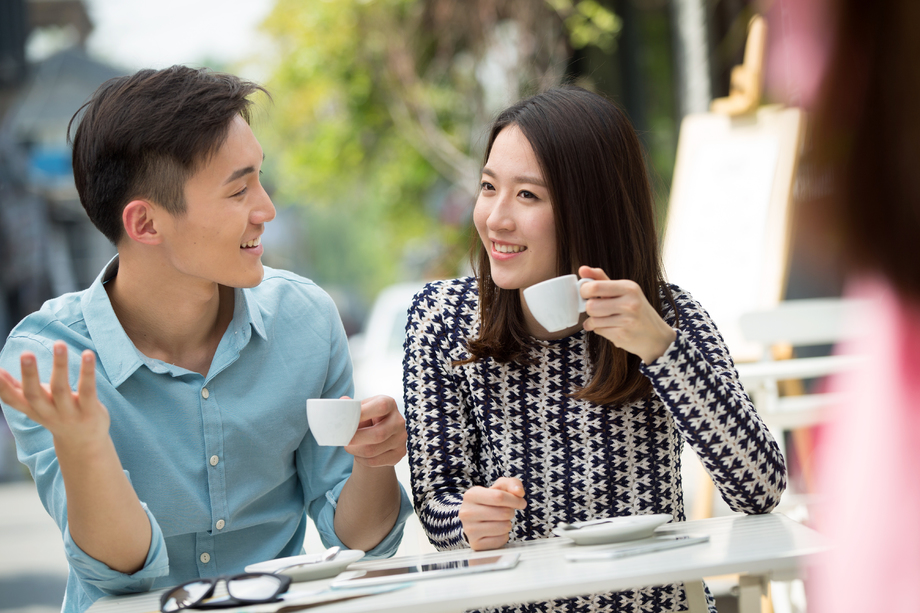 青年情侣坐在咖啡馆里图片