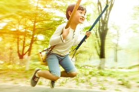 小男孩荡秋千图片