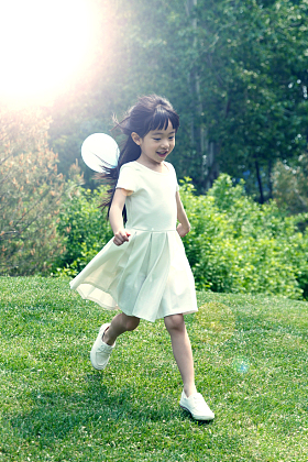 小女孩在草地上玩耍