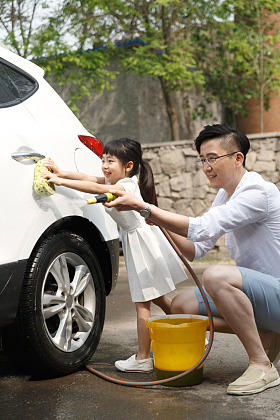 快乐父女擦洗汽车