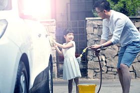 快乐父女擦洗汽车