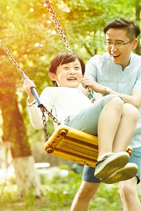 快乐父子荡秋千图片