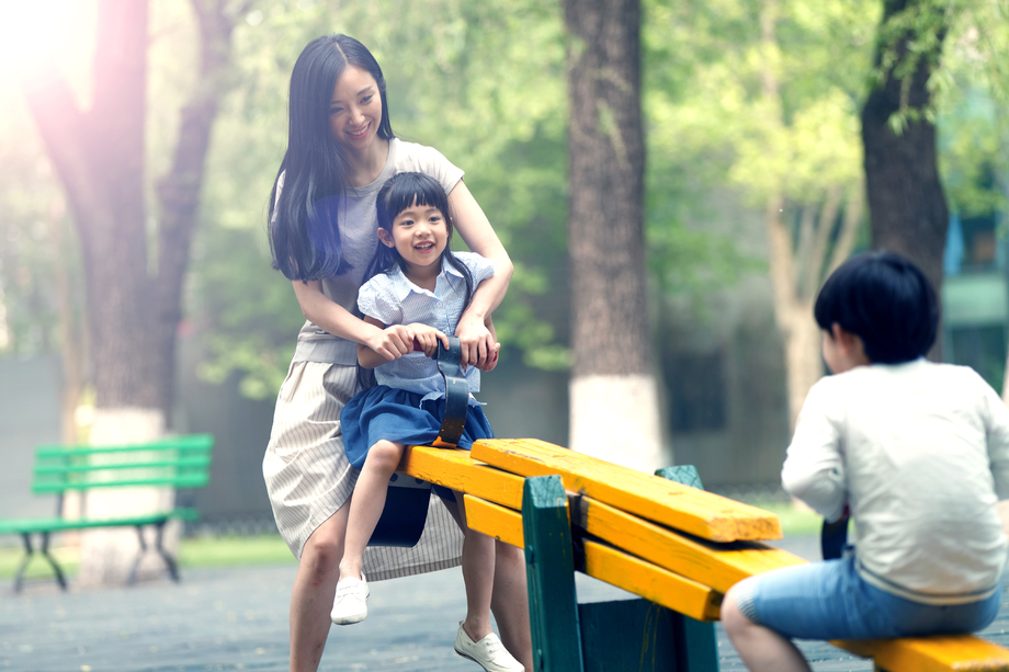 快乐家庭玩跷跷板图片 快乐家庭玩跷跷板图片