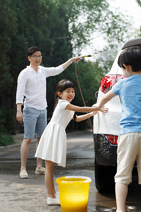 快乐家庭擦洗汽车图片