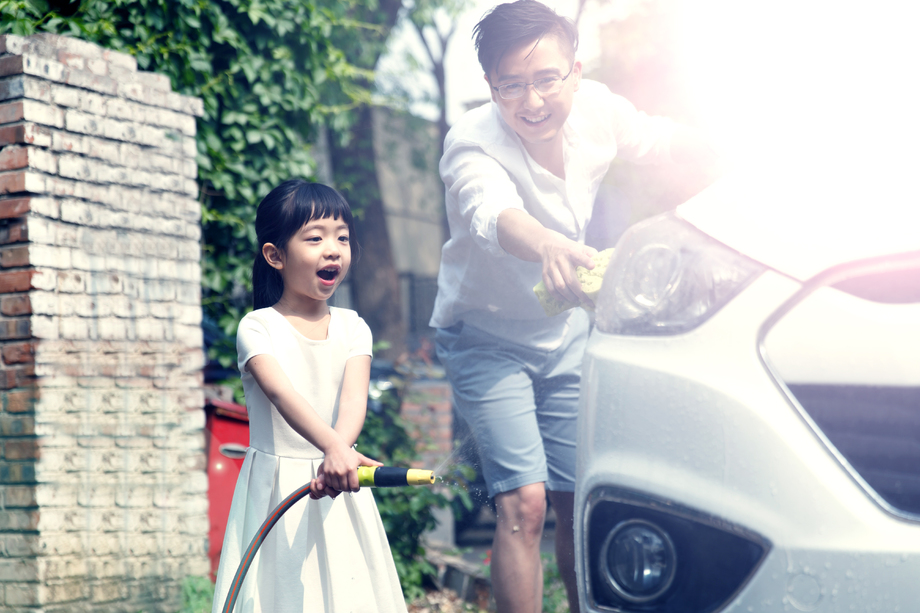 快乐父女擦洗汽车