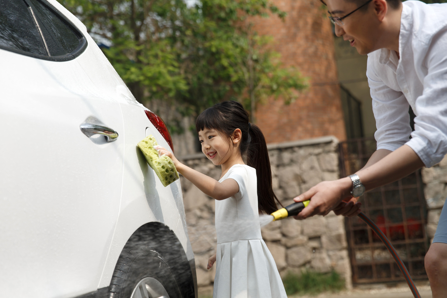 快乐父女擦洗汽车图片 快乐父女擦洗汽车图片