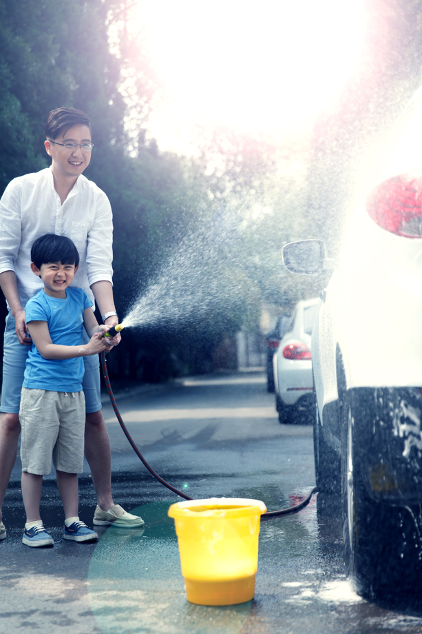 快乐父子擦洗汽车 快乐父子擦洗汽车