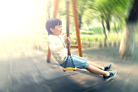 小男孩荡秋千图片