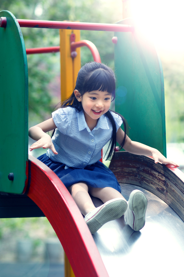 小女孩滑滑梯图片