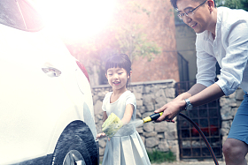 快乐父女擦洗汽车