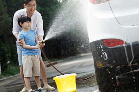 快乐父子擦洗汽车图片