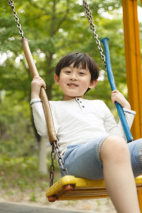 小男孩荡秋千图片