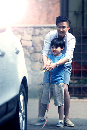 快乐父子擦洗汽车图片