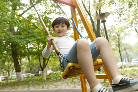 小男孩荡秋千
