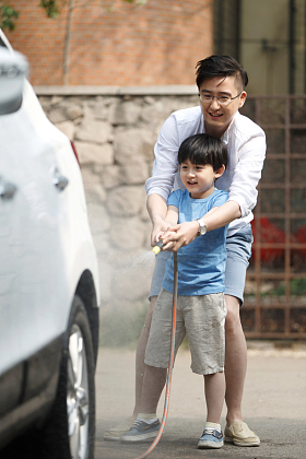 快乐父子擦洗汽车