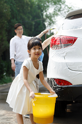 快乐家庭擦洗汽车图片