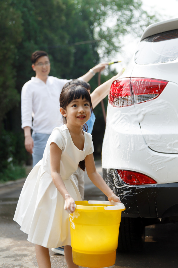 快乐家庭擦洗汽车图片 快乐家庭擦洗汽车图片