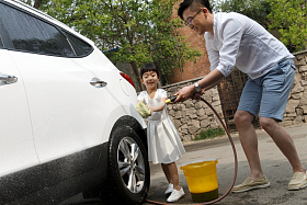 快乐父女擦洗汽车