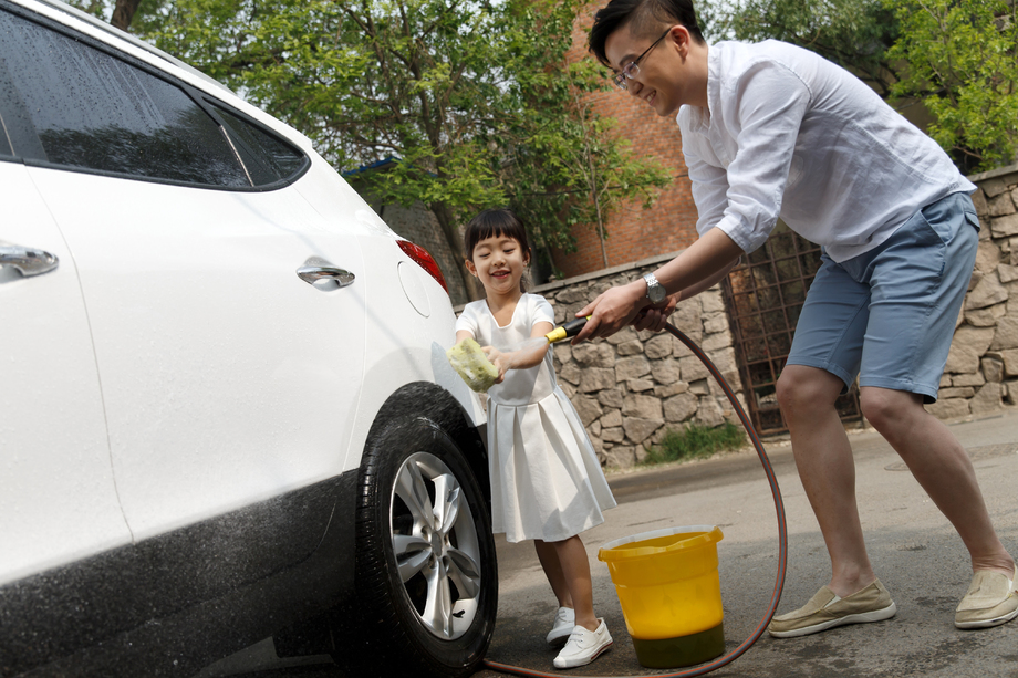 快乐父女擦洗汽车 快乐父女擦洗汽车