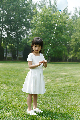 小女孩在草地上玩耍图片
