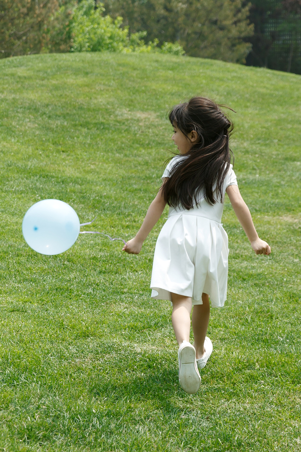 小女孩在草地上玩耍