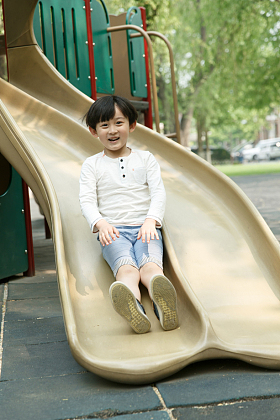 小男孩滑滑梯