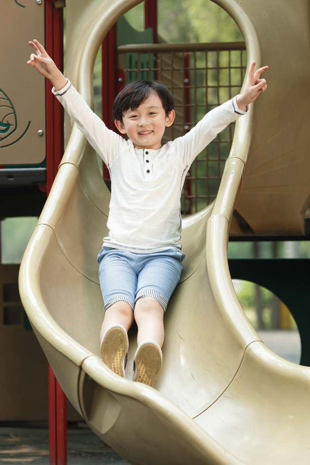 小男孩滑滑梯