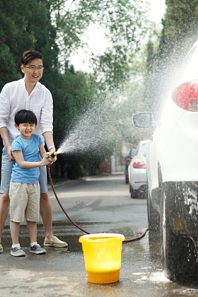 快乐父子擦洗汽车图片