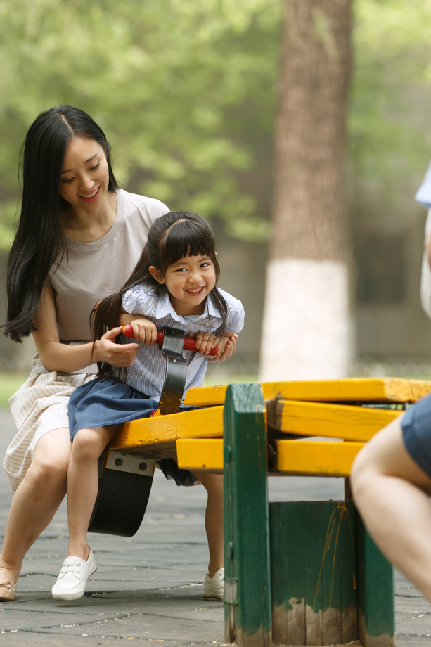 快乐母女玩跷跷板