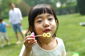 小女孩吹泡泡照片