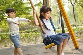 快乐儿童荡秋千图片