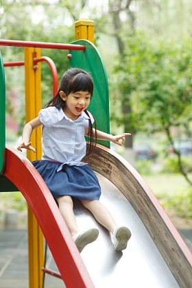 小女孩滑滑梯图片