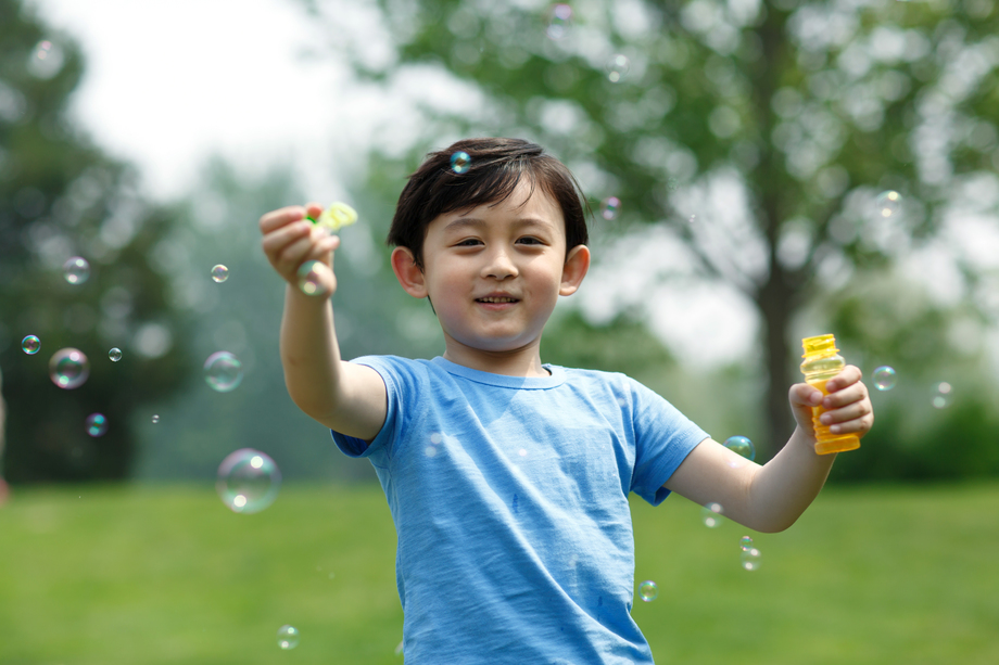 小男孩吹泡泡 小男孩吹泡泡