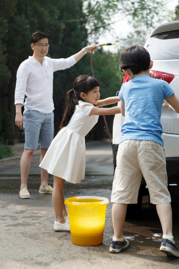 快乐家庭擦洗汽车图片 快乐家庭擦洗汽车图片