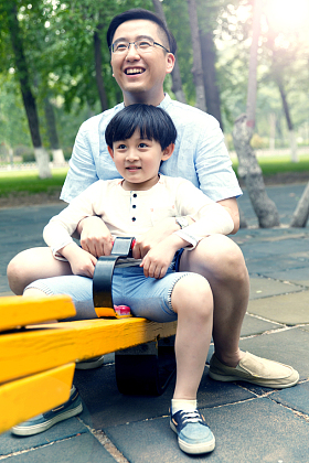 快乐父子玩跷跷板图片