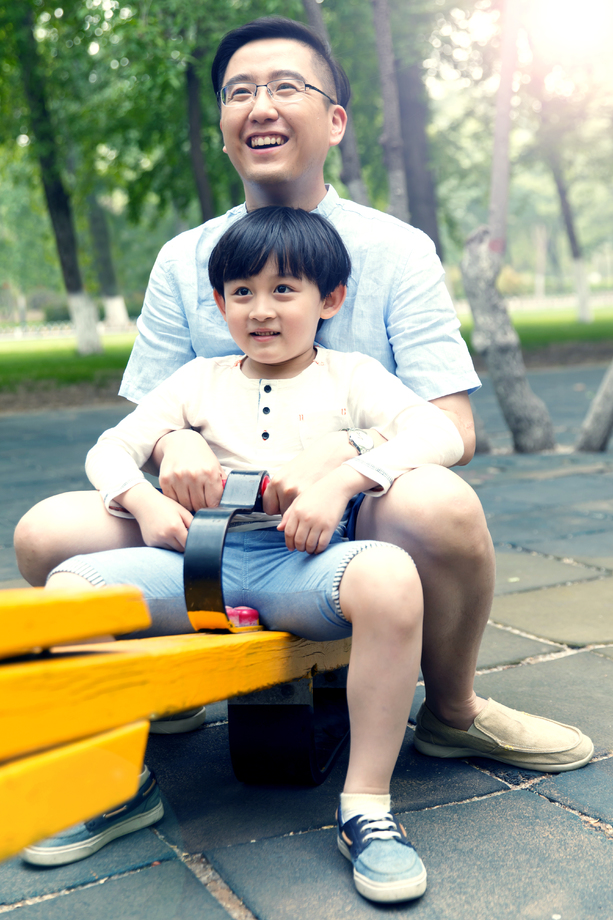 快乐父子玩跷跷板图片