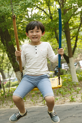 小男孩荡秋千图片