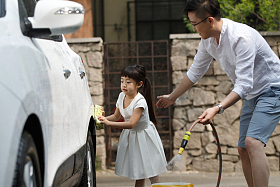 快乐父女擦洗汽车