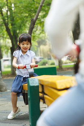 儿童玩跷跷板