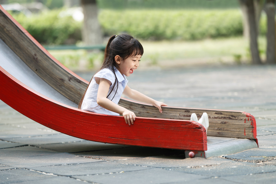 小女孩滑滑梯图片