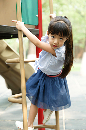 小女孩在玩耍照片