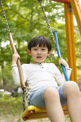 小男孩荡秋千图片