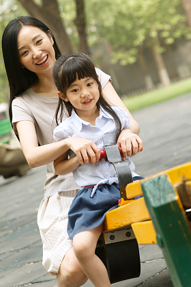 快乐母女玩跷跷板图片