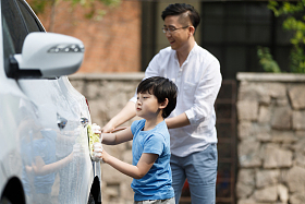 快乐父子擦洗汽车照片