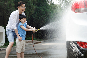 快乐父子擦洗汽车图片