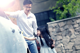 快乐父女擦洗汽车图片