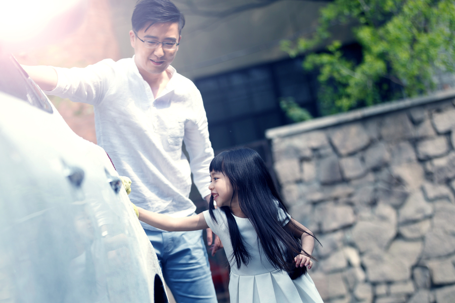 快乐父女擦洗汽车图片 快乐父女擦洗汽车图片