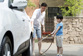 快乐父子擦洗汽车图片