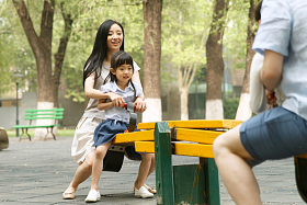 快乐家庭玩跷跷板照片